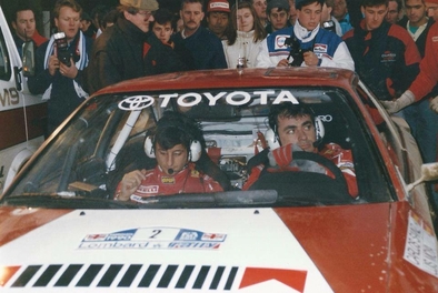 Carlos Sainz - Luís Moya
46º Lombard RAC Rally 1990. Toyota Celica GT-4 -ST165- (K-AM 7878). Clasificado 1º.

Del 25 al 28 de Noviembre, Harrogate, Yorkshire, Inglaterra.
Superficie: tierra.

El Rally tenia un total de 2358.77 Km de los que 566.27 Km divididos en 41 tramos eran especiales.

Se inscribieron 184 equipos, tomaron la salida 176, finalizaron 94.@
Palabras clave: ;Toyota;Celica;ST165;Inglaterra;RAC_Rally;1990