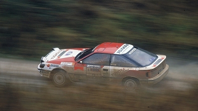 Carlos Sainz - Luís Moya
46º Lombard RAC Rally 1990. Toyota Celica GT-4 -ST165- (K-AM 7878). Clasificado 1º.

Del 25 al 28 de Noviembre, Harrogate, Yorkshire, Inglaterra.
Superficie: tierra.

El Rally tenia un total de 2358.77 Km de los que 566.27 Km divididos en 41 tramos eran especiales.

Se inscribieron 184 equipos, tomaron la salida 176, finalizaron 94.@
Palabras clave: ;Toyota;Celica;ST165;Inglaterra;RAC_Rally;1990