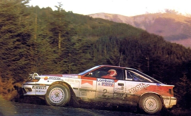 Carlos Sainz - Luís Moya
46º Lombard RAC Rally 1990. Toyota Celica GT-4 -ST165- (K-AM 7878). Clasificado 1º.

Del 25 al 28 de Noviembre, Harrogate, Yorkshire, Inglaterra.
Superficie: tierra.

El Rally tenia un total de 2358.77 Km de los que 566.27 Km divididos en 41 tramos eran especiales.

Se inscribieron 184 equipos, tomaron la salida 176, finalizaron 94.@
Palabras clave: ;Toyota;Celica;ST165;Inglaterra;RAC_Rally;1990
