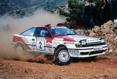 Carlos Sainz Cenamor - Lui­s Moya
37º Acrópolis Rally 1990. Toyota Celica GT-4 -ST165- (K-AM 3342). Clasificado 1º.
Del 3 al 6 de Junio, Atenas, Grecia.
Superficie: tierra.
El Rally tenia un total de 2034.53 km de los que 593.17 km divididos en 48 tramos eran especiales, (2 de ellas fueron canceladas SS6 Aghios Merkourios de 13.77 Km y SS15 Aghia Sotira 1 de 15.33 Km).
Tomaron la salida 97 equipos, finalizaron 34.@
Palabras clave: ;Toyota;Celica;ST165;Acropolis;Grecia;1990