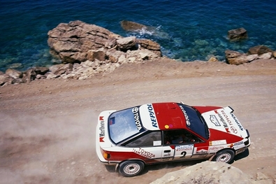 Carlos Sainz Cenamor - Lui­s Moya
37º Acrópolis Rally 1990. Toyota Celica GT-4 -ST165- (K-AM 3342). Clasificado 1º.
Del 3 al 6 de Junio, Atenas, Grecia.
Superficie: tierra.
El Rally tenia un total de 2034.53 km de los que 593.17 km divididos en 48 tramos eran especiales, (2 de ellas fueron canceladas SS6 Aghios Merkourios de 13.77 Km y SS15 Aghia Sotira 1 de 15.33 Km).
Tomaron la salida 97 equipos, finalizaron 34.@
Palabras clave: ;Toyota;Celica;ST165;Acropolis;Grecia;1990