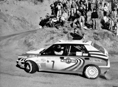 Didier Auriol - Bernard Occelli
58º Rallye Automobile de Monte-Carlo 1990. Lancia Delta Integrale 16V (TO 36177N). Clasificado 1º.

Carlos impone un ritmo vertiginoso, que solo Didier y en ocasiones Bruno Saby podían seguir, hasta que Bruno golpea contra un petril y pierde 10 minutos, se quedaron solos Carlos y Didier, que cuando uno ganaba, el otro se la devolvía y así hasta 5 tramos de la finalización del Rally.

Ese año se estrenaba una nueva reglamentación, se trataba principalmente de colocar una brida restrictora en los turbos de 40 m/m. Los Lancia a priori era la marca mas afectada, pues se decía que perdían de entre 30 a 40cv, de ahí que el año anterior, se ausentaran del RAC Británico para concentrar sus esfuerzos en encontrar algo que paliara la perdida de potencia.

Carlos y Toyota no parecían estar en disposición de lucha contra la armada Lancia y menos en asfalto, Carlos contaba como compañeros de equipo a Schwarz y Ericsson.

Empieza el Rallye y la sorpresa es que Carlos y Luis fueron la auténtica revelación de la prueba.

Miki no dejaba de quejarse de los neumáticos Michelin y en las asistencias Lancia hacía tiempo que no los veían tan nerviosos, gritos entre todos, corriendo y malas caras entre ellos. En cambio en Toyota, todo funcionaba como un reloj, el coche mostraba gran fiabilidad y además estrenando los nuevos calentadores de ruedas, parecía que Carlos y Luis aun se reservaban alguna sorpresa.

Esto fue así hasta que en el Col de Turini, Carlos y Luis atacaban y sacaban 10 segundos a Auriol... Y en la siguiente asistencia, la alarma cundió en el equipo Lancia y se dijo:

"Urgente l´intervento", no nos puede ganar !!...

A partir de los siguientes tramos, ya nada fue igual, a partir de ahí, Didier y Bernard volaron por los tramos, distanciándose de forma increíble desde ese momento... La duda de que se hizo en el Lancia dorsal 7, en la 58º edición del Monte-Carlo perdurará siempre... O no...

Sabéis que pregunta fue la primera que le hizo Carlos a Rino Buschiazzo cuando estaba todo el tema del Lancia Repsol cerrado para 1993 en la carrera de Campeones en Canarias ?... Pues fue en referencia a este tema, y Rino le dijo, mas o menos... Te la metimos !!!

Que cada uno saque sus conclusiones...

Del 19 al 25 de Enero, Monte-Carlo.
Superficie: asfalto - nieve.

Los equipos en las posiciones 81 o mas no corrieron el último tramo, pero fueron clasificados.
En SS7 Burzet de 43.89 km, entre las "Cascade du Ray-Pic" y el pequeño pueblo de Péreyres, el Renault 5 GT Turbo (3110 RV 86) pilotado por Jean-Claude Bertaudiére se salió de la carretera cayendo por un barranco de 200 metros de profundidad. Su copiloto, Francis Malaussène, no sobrevivió al accidente, D.E.P. / R.I.P.

El Rally tenia un total de 3231.94 km de los que 604.63 km divididos en 28 tramos eran especiales (2 de ellos fueron canceladas SS8 Chateau de Boulogne - Lyas de 30 Km y SS19 Bif D53/D22 - Peille 1 de 18.32 Km).

Se inscribieron 180 equipos, tomaron la salida 178, finalizaron 112
@
Palabras clave: Didier_Auriol;Lancia;Delta;Integrale;Montecarlo;1990