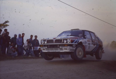 Didier Auriol - Bernard Occelli
32º Rallye Sanremo - Rallye d'Italia 1990. Lancia Delta Integrale 16V (TO 56251P). Clasificado 1º.

Del 14 al 18 de Octubre, Sanremo, Italia.
Superficie: asfalto - tierra.

El Rally tenía un total de 2236.63 km de los que 614.95 km divididos en 35 tramos eran especiales.

Tomaron la salida 104 equipos, finalizaron 47.@
Palabras clave: Didier_Auriol;Lancia;Delta;Integrale;Sanremo;1990