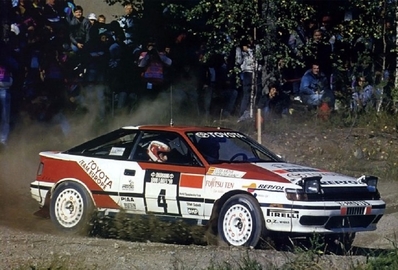 Carlos Sainz Cenamor - Luís Rodríguez Moya
40º Neste 1000 Lakes Rally 1990. Toyota Celica GT-4 -ST165- (K-AM 8139). Clasificado 1º.

Primer piloto no nórdico en la historia del Mundial de Rallyes en ganar este Rally.

Del 22 al 27 de Agosto, Jyväskylä, Finlandia.
Superficie: tierra.

El Rally tenia un total de 1604.11 km de los que 527.61 km divididos en 42 tramos eran especiales.

Se inscribieron 192 equipos, tomaron la salida 186, finalizaron 92.
@
Palabras clave: ;Toyota;Celica;ST165;Finlandia;1990