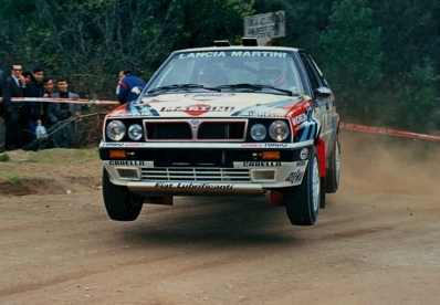 Massimo (Miki) Biasion - Tiziano Siviero
24º Rallye de Portugal Vinho do Porto 1990. Lancia Delta Integrale 16V. Clasificado 1º.
El Rally tenia un total de 2,047.51 Km de los que 544.20 Km divididos en 39 tramos eran especiales, (uno de ellos fue cancelado SS11 Prestimo de 11.90 Km).
Se inscribieron 108 equipos, tomaron la salida 100, finalizaron 34.@
Palabras clave: Miki_Biasion;Lancia;Delta;Portugal;1990