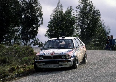 Massimo (Miki) Biasion - Tiziano Siviero
24º Rallye de Portugal Vinho do Porto 1990. Lancia Delta Integrale 16V. Clasificado 1º.
El Rally tenia un total de 2,047.51 Km de los que 544.20 Km divididos en 39 tramos eran especiales, (uno de ellos fue cancelado SS11 Prestimo de 11.90 Km).
Se inscribieron 108 equipos, tomaron la salida 100, finalizaron 34.@
Palabras clave: Miki_Biasion;Lancia;Delta;Portugal;1990