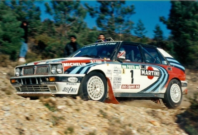Massimo (Miki) Biasion - Tiziano Siviero
24º Rallye de Portugal Vinho do Porto 1990. Lancia Delta Integrale 16V. Clasificado 1º.
El Rally tenia un total de 2,047.51 Km de los que 544.20 Km divididos en 39 tramos eran especiales, (uno de ellos fue cancelado SS11 Prestimo de 11.90 Km).
Se inscribieron 108 equipos, tomaron la salida 100, finalizaron 34.@
Palabras clave: Miki_Biasion;Lancia;Delta;Portugal;1990