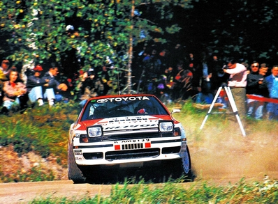 Carlos Sainz Cenamor - Luís Rodríguez Moya
40º Neste 1000 Lakes Rally 1990. Toyota Celica GT-4 (ST165) (K-AM 8139). Clasificado 1º.

Primer piloto no nórdico en la historia del Mundial de Rallyes en ganar este Rally.

Del 22 al 27 de Agosto, Jyväskylä, Finlandia.
Superficie: tierra.
El Rally tenia un total de 1604.11 km de los que 527.61 km divididos en 42 tramos eran especiales.
Se inscribieron 192 equipos, tomaron la salida 186, finalizaron 92.@
Palabras clave: ;Toyota;Celica;ST165;Finlandia;1990