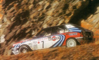 Didier Auriol - Bernard Occelli
58º Rallye Automobile de Monte-Carlo 1990. Lancia Delta Integrale 16V (TO 36177N). Clasificado 1º.

Carlos impone un ritmo vertiginoso, que solo Didier y en ocasiones Bruno Saby podían seguir, hasta que Bruno golpea contra un petril y pierde 10 minutos, se quedaron solos Carlos y Didier, que cuando uno ganaba, el otro se la devolvía y así hasta 5 tramos de la finalización del Rally.

Ese año se estrenaba una nueva reglamentación, se trataba principalmente de colocar una brida restrictora en los turbos de 40 m/m. Los Lancia a priori era la marca mas afectada, pues se decía que perdían de entre 30 a 40cv, de ahí que el año anterior, se ausentaran del RAC Británico para concentrar sus esfuerzos en encontrar algo que paliara la perdida de potencia.

Carlos y Toyota no parecían estar en disposición de lucha contra la armada Lancia y menos en asfalto, Carlos contaba como compañeros de equipo a Schwarz y Ericsson.

Empieza el Rallye y la sorpresa es que Carlos y Luis fueron la auténtica revelación de la prueba.

Miki no dejaba de quejarse de los neumáticos Michelin y en las asistencias Lancia hacía tiempo que no los veían tan nerviosos, gritos entre todos, corriendo y malas caras entre ellos. En cambio en Toyota, todo funcionaba como un reloj, el coche mostraba gran fiabilidad y además estrenando los nuevos calentadores de ruedas, parecía que Carlos y Luis aun se reservaban alguna sorpresa.

Esto fue así hasta que en el Col de Turini, Carlos y Luis atacaban y sacaban 10 segundos a Auriol... Y en la siguiente asistencia, la alarma cundió en el equipo Lancia y se dijo:

"Urgente l´intervento", no nos puede ganar !!...

A partir de los siguientes tramos, ya nada fue igual, a partir de ahí, Didier y Bernard volaron por los tramos, distanciándose de forma increíble desde ese momento... La duda de que se hizo en el Lancia dorsal 7, en la 58º edición del Monte-Carlo perdurará siempre... O no...

Sabéis que pregunta fue la primera que le hizo Carlos a Rino Buschiazzo cuando estaba todo el tema del Lancia Repsol cerrado para 1993 en la carrera de Campeones en Canarias ?... Pues fue en referencia a este tema, y Rino le dijo, mas o menos... Te la metimos !!!

Que cada uno saque sus conclusiones...

Del 19 al 25 de Enero, Monte-Carlo.
Superficie: asfalto - nieve.

Los equipos en las posiciones 81 o mas no corrieron el último tramo, pero fueron clasificados.
En SS7 Burzet de 43.89 km, entre las "Cascade du Ray-Pic" y el pequeño pueblo de Péreyres, el Renault 5 GT Turbo (3110 RV 86) pilotado por Jean-Claude Bertaudiére se salió de la carretera cayendo por un barranco de 200 metros de profundidad. Su copiloto, Francis Malaussène, no sobrevivió al accidente, D.E.P. / R.I.P.

El Rally tenia un total de 3231.94 km de los que 604.63 km divididos en 28 tramos eran especiales (2 de ellos fueron canceladas SS8 Chateau de Boulogne - Lyas de 30 Km y SS19 Bif D53/D22 - Peille 1 de 18.32 Km).

Se inscribieron 180 equipos, tomaron la salida 178, finalizaron 112
@
Palabras clave: Didier_Auriol;Bernard_Occelli;Lancia;Delta;Integrale;Montecarlo;1990