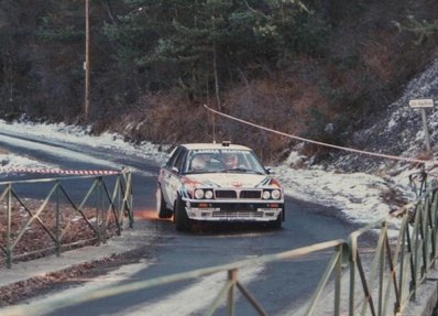 Didier Auriol - Bernard Occelli
58º Rallye Automobile de Monte-Carlo 1990. Lancia Delta Integrale 16V (TO 36177N). Clasificado 1º.

Carlos impone un ritmo vertiginoso, que solo Didier y en ocasiones Bruno Saby podían seguir, hasta que Bruno golpea contra un petril y pierde 10 minutos, se quedaron solos Carlos y Didier, que cuando uno ganaba, el otro se la devolvía y así hasta 5 tramos de la finalización del Rally.

Ese año se estrenaba una nueva reglamentación, se trataba principalmente de colocar una brida restrictora en los turbos de 40 m/m. Los Lancia a priori era la marca mas afectada, pues se decía que perdían de entre 30 a 40cv, de ahí que el año anterior, se ausentaran del RAC Británico para concentrar sus esfuerzos en encontrar algo que paliara la perdida de potencia.

Carlos y Toyota no parecían estar en disposición de lucha contra la armada Lancia y menos en asfalto, Carlos contaba como compañeros de equipo a Schwarz y Ericsson.

Empieza el Rallye y la sorpresa es que Carlos y Luis fueron la auténtica revelación de la prueba.

Miki no dejaba de quejarse de los neumáticos Michelin y en las asistencias Lancia hacía tiempo que no los veían tan nerviosos, gritos entre todos, corriendo y malas caras entre ellos. En cambio en Toyota, todo funcionaba como un reloj, el coche mostraba gran fiabilidad y además estrenando los nuevos calentadores de ruedas, parecía que Carlos y Luis aun se reservaban alguna sorpresa.

Esto fue así hasta que en el Col de Turini, Carlos y Luis atacaban y sacaban 10 segundos a Auriol... Y en la siguiente asistencia, la alarma cundió en el equipo Lancia y se dijo:

"Urgente l´intervento", no nos puede ganar !!...

A partir de los siguientes tramos, ya nada fue igual, a partir de ahí, Didier y Bernard volaron por los tramos, distanciándose de forma increíble desde ese momento... La duda de que se hizo en el Lancia dorsal 7, en la 58º edición del Monte-Carlo perdurará siempre... O no...

Sabéis que pregunta fue la primera que le hizo Carlos a Rino Buschiazzo cuando estaba todo el tema del Lancia Repsol cerrado para 1993 en la carrera de Campeones en Canarias ?... Pues fue en referencia a este tema, y Rino le dijo, mas o menos... Te la metimos !!!

Que cada uno saque sus conclusiones...

Del 19 al 25 de Enero, Monte-Carlo.
Superficie: asfalto - nieve.

Los equipos en las posiciones 81 o mas no corrieron el último tramo, pero fueron clasificados.
En SS7 Burzet de 43.89 km, entre las "Cascade du Ray-Pic" y el pequeño pueblo de Péreyres, el Renault 5 GT Turbo (3110 RV 86) pilotado por Jean-Claude Bertaudiére se salió de la carretera cayendo por un barranco de 200 metros de profundidad. Su copiloto, Francis Malaussène, no sobrevivió al accidente, D.E.P. / R.I.P.

El Rally tenia un total de 3231.94 km de los que 604.63 km divididos en 28 tramos eran especiales (2 de ellos fueron canceladas SS8 Chateau de Boulogne - Lyas de 30 Km y SS19 Bif D53/D22 - Peille 1 de 18.32 Km).

Se inscribieron 180 equipos, tomaron la salida 178, finalizaron 112
@
Palabras clave: Didier_Auriol;Bernard_Occelli;Lancia;Delta;Integrale;Montecarlo;1990