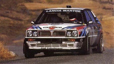 Didier Auriol - Bernard Occelli
58º Rallye Automobile de Monte-Carlo 1990. Lancia Delta Integrale 16V (TO 36177N). Clasificado 1º.

Carlos impone un ritmo vertiginoso, que solo Didier y en ocasiones Bruno Saby podían seguir, hasta que Bruno golpea contra un petril y pierde 10 minutos, se quedaron solos Carlos y Didier, que cuando uno ganaba, el otro se la devolvía y así hasta 5 tramos de la finalización del Rally.

Ese año se estrenaba una nueva reglamentación, se trataba principalmente de colocar una brida restrictora en los turbos de 40 m/m. Los Lancia a priori era la marca mas afectada, pues se decía que perdían de entre 30 a 40cv, de ahí que el año anterior, se ausentaran del RAC Británico para concentrar sus esfuerzos en encontrar algo que paliara la perdida de potencia.

Carlos y Toyota no parecían estar en disposición de lucha contra la armada Lancia y menos en asfalto, Carlos contaba como compañeros de equipo a Schwarz y Ericsson.

Empieza el Rallye y la sorpresa es que Carlos y Luis fueron la auténtica revelación de la prueba.

Miki no dejaba de quejarse de los neumáticos Michelin y en las asistencias Lancia hacía tiempo que no los veían tan nerviosos, gritos entre todos, corriendo y malas caras entre ellos. En cambio en Toyota, todo funcionaba como un reloj, el coche mostraba gran fiabilidad y además estrenando los nuevos calentadores de ruedas, parecía que Carlos y Luis aun se reservaban alguna sorpresa.

Esto fue así hasta que en el Col de Turini, Carlos y Luis atacaban y sacaban 10 segundos a Auriol... Y en la siguiente asistencia, la alarma cundió en el equipo Lancia y se dijo:

"Urgente l´intervento", no nos puede ganar !!...

A partir de los siguientes tramos, ya nada fue igual, a partir de ahí, Didier y Bernard volaron por los tramos, distanciándose de forma increíble desde ese momento... La duda de que se hizo en el Lancia dorsal 7, en la 58º edición del Monte-Carlo perdurará siempre... O no...

Sabéis que pregunta fue la primera que le hizo Carlos a Rino Buschiazzo cuando estaba todo el tema del Lancia Repsol cerrado para 1993 en la carrera de Campeones en Canarias ?... Pues fue en referencia a este tema, y Rino le dijo, mas o menos... Te la metimos !!!

Que cada uno saque sus conclusiones...

Del 19 al 25 de Enero, Monte-Carlo.
Superficie: asfalto - nieve.

Los equipos en las posiciones 81 o mas no corrieron el último tramo, pero fueron clasificados.
En SS7 Burzet de 43.89 km, entre las "Cascade du Ray-Pic" y el pequeño pueblo de Péreyres, el Renault 5 GT Turbo (3110 RV 86) pilotado por Jean-Claude Bertaudiére se salió de la carretera cayendo por un barranco de 200 metros de profundidad. Su copiloto, Francis Malaussène, no sobrevivió al accidente, D.E.P. / R.I.P.

El Rally tenia un total de 3231.94 km de los que 604.63 km divididos en 28 tramos eran especiales (2 de ellos fueron canceladas SS8 Chateau de Boulogne - Lyas de 30 Km y SS19 Bif D53/D22 - Peille 1 de 18.32 Km).

Se inscribieron 180 equipos, tomaron la salida 178, finalizaron 112
@
Palabras clave: Didier_Auriol;Bernard_Occelli;Lancia;Delta;Integrale;Montecarlo;1990