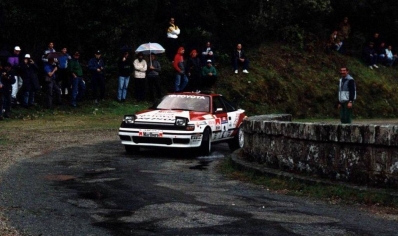 Carlos Sainz - Luís Moya
34º Tour de Corse - Rallye de France 1990. Toyota Celica GT-4 -ST165- (K-AM 8133). Clasificado 2º.

Del 6 al 9 de Mayo, Ajaccio, Córcega, Francia.
Superficie: asfalto.

El Rally tenia un total de 1,397.18 Km de los que 602.25 Km divididos en 30 tramos, eran especiales.

Se inscribieron 97 equipos, tomaron la salida 94, finalizaron 48.@
Palabras clave: ;Toyota;Celica;Corcega;1990;Corse