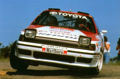Carlos Sainz - Luís Moya
34º Tour de Corse - Rallye de France 1990. Toyota Celica GT-4 -ST165- (K-AM 8133). Clasificado 2º.

Del 6 al 9 de Mayo, Ajaccio, Córcega, Francia.
Superficie: asfalto.

El Rally tenia un total de 1,397.18 Km de los que 602.25 Km divididos en 30 tramos, eran especiales.

Se inscribieron 97 equipos, tomaron la salida 94, finalizaron 48.@
Palabras clave: ;Toyota;Celica;Corcega;1990;Corse