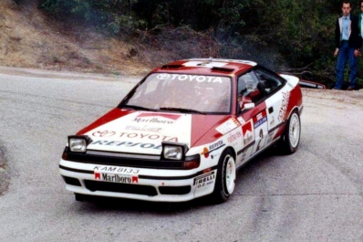 Carlos Sainz - Luís Moya
34º Tour de Corse - Rallye de France 1990. Toyota Celica GT-4 -ST165- (K-AM 8133). Clasificado 2º.

Del 6 al 9 de Mayo, Ajaccio, Córcega, Francia.
Superficie: asfalto.

El Rally tenia un total de 1,397.18 Km de los que 602.25 Km divididos en 30 tramos, eran especiales.

Se inscribieron 97 equipos, tomaron la salida 94, finalizaron 48.@
Palabras clave: ;Toyota;Celica;Corcega;1990;Corse
