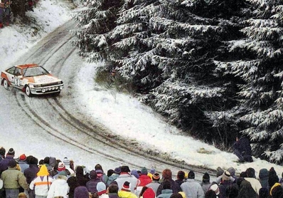 Carlos Sainz Cenamor - Luís Rodríguez Moya
58º Rallye Automobile de Monte-Carlo 1990. Toyota Celica GT-4 "ST165" (K-AM 8133). Clasificado 2º.

Carlos impone un ritmo vertiginoso, que solo Didier y en ocasiones Bruno Saby podían seguir, hasta que Bruno golpea contra un petril y pierde 10 minutos, se quedaron solos Carlos y Didier, que cuando uno ganaba, el otro se la devolvía y así hasta 5 tramos de la finalización del Rally.

Ese año se estrenaba una nueva reglamentación, se trataba principalmente de colocar una brida restrictora en los turbos de 40 m/m. Los Lancia a priori era la marca mas afectada, pues se decía que perdían de entre 30 a 40cv, de ahí que el año anterior, se ausentaran del RAC Británico para concentrar sus esfuerzos en encontrar algo que paliara la perdida de potencia.

Carlos y Toyota no parecían estar en disposición de lucha contra la armada Lancia y menos en asfalto, Carlos contaba como compañeros de equipo a Schwarz y Ericsson.

Empieza el Rallye y la sorpresa es que Carlos y Luis fueron la auténtica revelación de la prueba.

Miki no dejaba de quejarse de los neumáticos Michelin y en las asistencias Lancia hacía tiempo que no los veían tan nerviosos, gritos entre todos, corriendo y malas caras entre ellos. En cambio en Toyota, todo funcionaba como un reloj, el coche mostraba gran fiabilidad y además estrenando los nuevos calentadores de ruedas, parecía que Carlos y Luis aun se reservaban alguna sorpresa.

Esto fue así hasta que en el Col de Turini, Carlos y Luis atacaban y sacaban 10 segundos a Auriol... Y en la siguiente asistencia, la alarma cundió en el equipo Lancia y se dijo:

"Urgente l´intervento", no nos puede ganar !!...

A partir de los siguientes tramos, ya nada fue igual, a partir de ahí, Didier y Bernard volaron por los tramos, distanciándose de forma increíble desde ese momento... La duda de que se hizo en el Lancia dorsal 7, en la 58º edición del Monte-Carlo perdurará siempre... O no...

Sabéis que pregunta fue la primera que le hizo Carlos a Rino Buschiazzo cuando estaba todo el tema del Lancia Repsol cerrado para 1993 en la carrera de Campeones en Canarias ?... Pues fue en referencia a este tema, y Rino le dijo, mas o menos... Te la metimos !!!

Que cada uno saque sus conclusiones...

Del 19 al 25 de Enero, Monte-Carlo.
Superficie: asfalto - nieve.

Los equipos en las posiciones 81 o mas no corrieron el último tramo, pero fueron clasificados.
En SS7 Burzet de 43.89 km, entre las "Cascade du Ray-Pic" y el pequeño pueblo de Péreyres, el Renault 5 GT Turbo (3110 RV 86) pilotado por Jean-Claude Bertaudiére se salió de la carretera cayendo por un barranco de 200 metros de profundidad. Su copiloto, Francis Malaussène, no sobrevivió al accidente, D.E.P. / R.I.P.

El Rally tenia un total de 3231.94 km de los que 604.63 km divididos en 28 tramos eran especiales (2 de ellos fueron canceladas SS8 Chateau de Boulogne - Lyas de 30 Km y SS19 Bif D53/D22 - Peille 1 de 18.32 Km).

Se inscribieron 180 equipos, tomaron la salida 178, finalizaron 112
@
Palabras clave: ;Luis_Moya;Toyota;Celica;GT-4;ST165;Montecarlo;1990;nieve