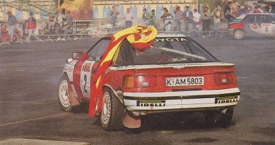 Carlos Sainz Cenamor - Luís Rodríguez Moya
32º Rallye Sanremo - Rallye d'Italia 1990. Toyota Celica GT-4 -165- (K-AM 5803). Clasificado 3º.

Del 14 al 18 de Octubre, Sanremo, Italia.
Superficie: asfalto - tierra.

El Rally tenía un total de 2236.63 km de los que 614.95 km divididos en 35 tramos eran especiales.

Tomaron la salida 104 equipos, finalizaron 47.@
Palabras clave: ;Luis_Moya;Toyota;Celica;ST165;Sanremo;1990