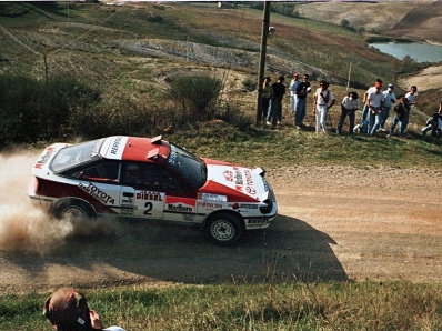 Carlos Sainz Cenamor - Luís Rodríguez Moya
32º Rallye Sanremo - Rallye d'Italia 1990. Toyota Celica GT-4 -165- (K-AM 5803). Clasificado 3º.

Del 14 al 18 de Octubre, Sanremo, Italia.
Superficie: asfalto - tierra.

El Rally tenía un total de 2236.63 km de los que 614.95 km divididos en 35 tramos eran especiales.

Tomaron la salida 104 equipos, finalizaron 47.@
Palabras clave: ;Luis_Moya;Toyota;Celica;ST165;Sanremo;1990
