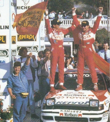 Carlos Sainz Cenamor - Luís Rodríguez Moya
32º Rallye Sanremo - Rallye d'Italia 1990. Toyota Celica GT-4 -165- (K-AM 5803). Clasificado 3º.

Del 14 al 18 de Octubre, Sanremo, Italia.
Superficie: asfalto - tierra.

El Rally tenía un total de 2236.63 km de los que 614.95 km divididos en 35 tramos eran especiales.

Tomaron la salida 104 equipos, finalizaron 47.@
Palabras clave: ;Luis_Moya;Toyota;Celica;ST165;Sanremo;1990;pERSONAJES