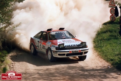 Carlos Sainz Cenamor - Luís Rodríguez Moya
32º Rallye Sanremo - Rallye d'Italia 1990. Toyota Celica GT-4 -165- (K-AM 5803). Clasificado 3º.

Del 14 al 18 de Octubre, Sanremo, Italia.
Superficie: asfalto - tierra.

El Rally tenía un total de 2236.63 km de los que 614.95 km divididos en 35 tramos eran especiales.

Tomaron la salida 104 equipos, finalizaron 47.@
Palabras clave: ;Luis_Moya;Toyota;Celica;ST165;Sanremo;1990