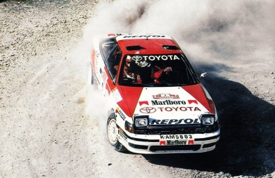 Carlos Sainz Cenamor - Luís Rodríguez Moya
32º Rallye Sanremo - Rallye d'Italia 1990. Toyota Celica GT-4 -165- (K-AM 5803). Clasificado 3º.

Del 14 al 18 de Octubre, Sanremo, Italia.
Superficie: asfalto - tierra.

El Rally tenía un total de 2236.63 km de los que 614.95 km divididos en 35 tramos eran especiales.

Tomaron la salida 104 equipos, finalizaron 47.@
Palabras clave: ;Luis_Moya;Toyota;Celica;ST165;Sanremo;1990
