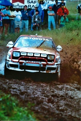 Mikael Ericsson - Claes Billstam
38º Marlboro Safari Rally 1990. Toyota Celica GT-4 -ST165- (K-AM 3564). Clasificado 3º.

Del 11 al 16 de Abril, Nairobi, Kenya, África.
Superficie: tierra.

El Rally tenia un total de 4,131.40 Km, desconocemos cuantos CH habían.

Se inscribieron 59 equipos, tomaron la salida 59, finalizaron 10.@
Palabras clave: ;Toyota;Celica;ST165;Safari;1990
