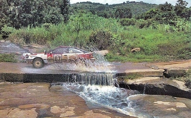 Carlos Sainz Cenamor - Luís Rodríguez Moya
38º Marlboro Safari Rally 1990. Toyota Celica GT-4 (ST165). Clasificado 4º.

Del 11 al 16 de Abril, Nairobi, Kenya, África.
Superficie: tierra.

El Rally tenia un total de 4,131.40 Km, desconocemos cuantos CH habían.

Se inscribieron 59 equipos, tomaron la salida 59, finalizaron 10.@
Palabras clave: ;Toyota;Celica;ST165;Safari;1990