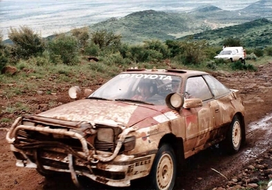 Carlos Sainz Cenamor - Luís Rodríguez Moya
38º Marlboro Safari Rally 1990. Toyota Celica GT-4 (ST165). Clasificado 4º.

Del 11 al 16 de Abril, Nairobi, Kenya, África.
Superficie: tierra.

El Rally tenia un total de 4,131.40 Km, desconocemos cuantos CH habían.

Se inscribieron 59 equipos, tomaron la salida 59, finalizaron 10.@
Palabras clave: ;Toyota;Celica;ST165;Safari;1990