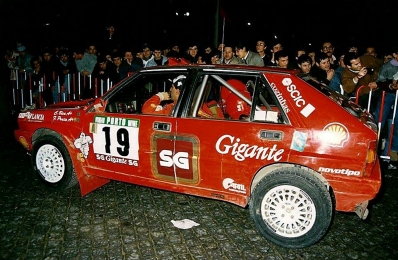 Carlos Bica - Fernando Prata
24º Rallye de Portugal Vinho do Porto 1990. Lancia Delta Integrale 16V. Clasificado 5º.
El Rally tenia un total de 2,047.51 Km de los que 544.20 Km divididos en 39 tramos eran especiales, (uno de ellos fue cancelado SS11 Prestimo de 11.90 Km).
Se inscribieron 108 equipos, tomaron la salida 100, finalizaron 34.@
Palabras clave: ;Lancia;Delta;Portugal;1990