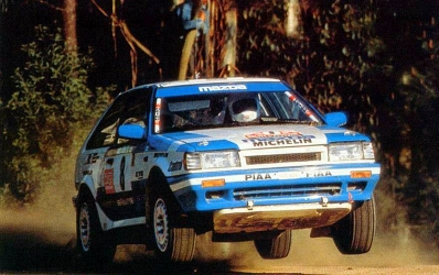 Hannu Mikkola - Arne Herz
24º Rallye de Portugal Vinho do Porto 1990. Mazda 323 4WD. Clasificado 6º.
El Rally tenia un total de 2,047.51 Km de los que 544.20 Km divididos en 39 tramos eran especiales, (uno de ellos fue cancelado SS11 Prestimo de 11.90 Km).
Se inscribieron 108 equipos, tomaron la salida 100, finalizaron 34.@
Palabras clave: ;Mazda;4WD;Portugal;1990