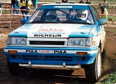 Hannu Mikkola - Arne Herz
24º Rallye de Portugal Vinho do Porto 1990. Mazda 323 4WD. Clasificado 6º.
El Rally tenia un total de 2,047.51 Km de los que 544.20 Km divididos en 39 tramos eran especiales, (uno de ellos fue cancelado SS11 Prestimo de 11.90 Km).
Se inscribieron 108 equipos, tomaron la salida 100, finalizaron 34.@
Palabras clave: ;Mazda;4WD;Portugal;1990