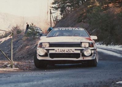 Mikael Ericsson - Claes Billstam
58º Rallye Automobile de Monte-Carlo 1990. Toyota Celica GT-4 -ST-165- (K-AM 9444). Clasificado 7º.

Del 19 al 25 de Enero, Monte-Carlo.
Superficie: asfalto - nieve.

Los equipos en las posiciones 81 o mas no corrieron el último tramo, pero fueron clasificados.
En SS7 Burzet de 43.89 km, entre las 