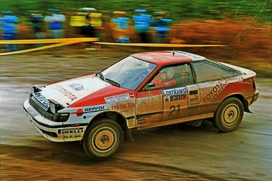 Armin Schwarz - Klaus Wicha
46º Lombard RAC Rally 1990. Toyota Celica GT-4 -ST165- (K-AM 7089) Clasificado 7º.

Del 25 al 28 de Noviembre, Harrogate, Yorkshire, Inglaterra.
Superficie: tierra.

El Rally tenia un total de 2358.77 Km de los que 566.27 Km divididos en 41 tramos eran especiales.

Se inscribieron 184 equipos, tomaron la salida 176, finalizaron 94.@
Palabras clave: ;Toyota;Celica;ST185;Inglaterra;RAC_Rally