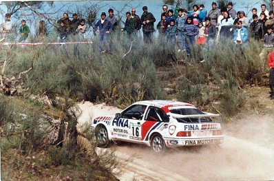 Marc Duez - Alain Lopes
24º Rallye de Portugal Vinho do Porto 1990. Ford Sierra RS Cosworth. Clasificado 8º.
El Rally tenia un total de 2,047.51 Km de los que 544.20 Km divididos en 39 tramos eran especiales, (uno de ellos fue cancelado SS11 Prestimo de 11.90 Km).
Se inscribieron 108 equipos, tomaron la salida 100, finalizaron 34.@
Palabras clave: ;Ford;Sierra;Cosworth;Portugal;1990
