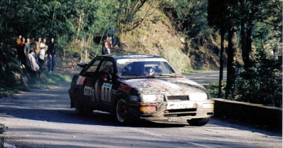 Joaquim Santos - Miguel Oliveira
24º Rallye de Portugal Vinho do Porto 1990. Ford Sierra RS Cosworth. Clasificado 9º.

Del 6 al 10 de Marzo, Estoril, Cascais, Lisboa, Portugal.
Superficie: asfalto - tierra.

El Rally tenia un total de 2047.51 Km de los que 556.10 km Km divididos en 39 tramos eran especiales, (uno de ellos fue cancelado SS11 Prestimo de 11.90 Km).

Se inscribieron 108 equipos, tomaron la salida 100, finalizaron 34.@
Palabras clave: ;Ford;Sierra;Cosworth;Portugal;1990
