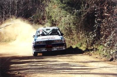 Pep Bassas - Antonio Rodrí­guez
26º Rallye Catalunya - Costa Brava 1990. BMW M3 E30 (3-M-P-6111). Abandonó por la transmisión del coche.

Del 15 al 17 de Febrero, Lloret de Mar, Girona, Catalunya, España.
Superficie: asfalto - tierra.

El Rally tenia un total de 1140 km de los que 460.42 km divididos en 29 tramos eran especiales.

Tomaron la salida 90 equipos, finalizaron 29.

Foto 1ª pasada en "El Subira".
© Jordi Jubany.
Conseguida a través de classics-gra.foroactivo.com
@
Palabras clave: Pep_Bassas;BMW;Catalunya;Costa_Brava;1990;España;Spain