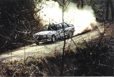 Pep Bassas - Antonio Rodrí­guez
26º Rallye Catalunya - Costa Brava 1990. BMW M3 E30 (3-M-P-6111). Abandonó por la transmisión del coche.

Del 15 al 17 de Febrero, Lloret de Mar, Girona, Catalunya, España.
Superficie: asfalto - tierra.

El Rally tenia un total de 1140 km de los que 460.42 km divididos en 29 tramos eran especiales.

Tomaron la salida 90 equipos, finalizaron 29.

Foto 1ª pasada en "El Subira".
© Jordi Jubany.
Conseguida a través de classics-gra.foroactivo.com
@
Palabras clave: Pep_Bassas;BMW;Catalunya;Costa_Brava;1990;España;Spain