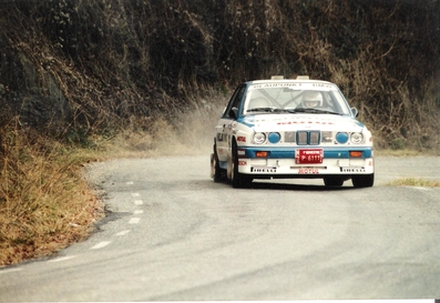 Pep Bassas - Antonio Rodríguez
26º Rallye Catalunya - Costa Brava 1990. BMW M3 E30 (3-M-P-6111). Abandonó por la transmisión del coche.

Del 15 al 17 de Febrero, Lloret de Mar, Girona, Catalunya, España.
Superficie: asfalto - tierra.

El Rally tenia un total de 1140 km de los que 460.42 km divididos en 29 tramos eran especiales.

Tomaron la salida 90 equipos, finalizaron 29.

Foto 2ª pasada en Coll de Bracons.
© Guillem Bibiloni
Conseguida a través de classics-gra.foroactivo.com
@
Palabras clave: Pep_Bassas;BMW;Catalunya;Costa_Brava;1990;España;Spain