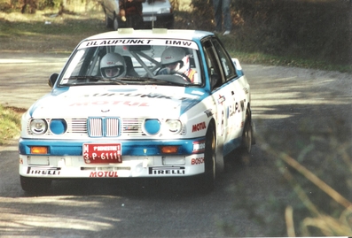 Pep Bassas - Antonio Rodrí­guez
26º Rallye Catalunya - Costa Brava 1990. BMW M3 E30 (3-M-P-6111). Abandonó por la transmisión del coche.

Del 15 al 17 de Febrero, Lloret de Mar, Girona, Catalunya, España.
Superficie: asfalto - tierra.

El Rally tenia un total de 1140 km de los que 460.42 km divididos en 29 tramos eran especiales.

Tomaron la salida 90 equipos, finalizaron 29.

Foto 1ª pasada en Coll de Bracons.
Foto de Jordi Jubany.
Conseguida a través de classics-gra.foroactivo.com
@
Palabras clave: Pep_Bassas;BMW;Catalunya;Costa_Brava;1990;España;Spain