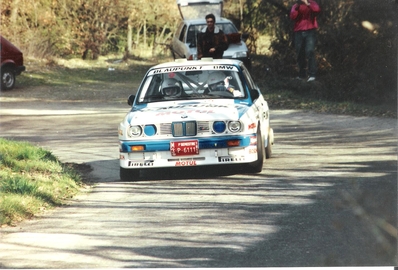 Pep Bassas - Antonio Rodríguez
26º Rallye Catalunya - Costa Brava 1990. BMW M3 E30 (3-M-P-6111). Abandonó por la transmisión del coche.

Del 15 al 17 de Febrero, Lloret de Mar, Girona, Catalunya, España.
Superficie: asfalto - tierra.

El Rally tenia un total de 1140 km de los que 460.42 km divididos en 29 tramos eran especiales.

Tomaron la salida 90 equipos, finalizaron 29.

Foto 1ª pasada en Coll de Bracons.
© Jordi Jubany.
Conseguida a través de classics-gra.foroactivo.com
@
Palabras clave: Pep_Bassas;BMW;Catalunya;Costa_Brava;1990;España;Spain