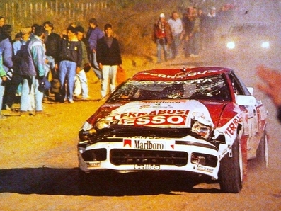 Jorge Recalde - Martin Christie
10º Rally Argentina 1990. Toyota Celica GT-4 (ST165). Abandonò por accidente en SS5 Villa Allende Rio Ceballos - La Falda Camping General San Martin 24.31 Km. Aunque llegò al final del tramo, no pudo arreglar los daños del coche (foto).
El Rally tenia un total de 2,117.64 Km de los que 599.40 Km divididos en 30 tramos eran especiales.
Se inscribieron 84 equipos, tomaron la salida 84, finalizaron 28.@
Palabras clave: Jorge_Recalde;Toyota;Celica;ST165;Argentina;1990;crash