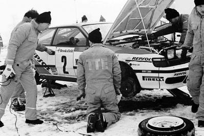 Asistencia del Equipo Toyota Team Europe en el 59º Rallye Automobile de Monte-Carlo 1991
En el Toyota Celica GT-4 "ST165" (K-AM 1239) de Carlos Sainz - Luis Moya, clasificado 1º.

Del 24 al 30 de Enero, Monte-Carlo.
Superficie: asfalto - nieve.

El Rally tenia un total de 3390.27 km de los que 628.64 km divididos en 27 tramos eran especiales.

Tomaron la salida 167 equipos, finalizaron 75.@
Palabras clave: ;Montecarlo;Toyota;Celica;1991;Asistencias