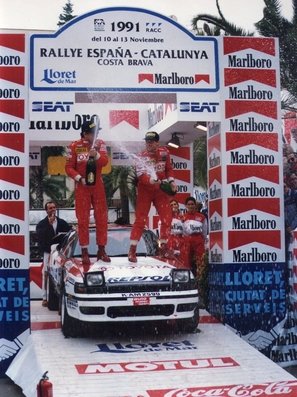 Armin Schwarz - Arne Hertz
27º Rallye España - Catalunya Costa Brava 1991. Toyota Celica GT-4 -ST165- (K-AM 2590). Clasificado 1º.

Del 10 al 13 de Noviembre, Lloret de Mar, Girona, Catalunya, España.
Superficie: asfalto - tierra.

El Rally tenia un total de 1606.98 km de los que 594.01 km divididos en 35 tramos eran especiales, (2 de ellas fueron canceladas SS4 Sant Hilari - Osor de 13.57 Km y SS29 Riera de Merles de 14.36 Km).

Tomaron la salida 76 equipos, finalizaron 33.@
Palabras clave: Armin_Schwarz;Toyota;Celica;Catalunya;1991;Personajes