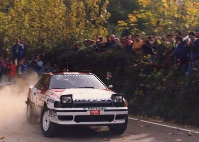 Armin Schwarz - Arne Hertz
27º Rallye España - Catalunya Costa Brava 1991. Toyota Celica GT-4 -ST165- (K-AM 2590). Clasificado 1º.

Del 10 al 13 de Noviembre, Lloret de Mar, Girona, Catalunya, España.
Superficie: asfalto - tierra.

El Rally tenia un total de 1606.98 km de los que 594.01 km divididos en 35 tramos eran especiales, (2 de ellas fueron canceladas SS4 Sant Hilari - Osor de 13.57 Km y SS29 Riera de Merles de 14.36 Km).

Tomaron la salida 76 equipos, finalizaron 33.

Foto en SS33 El Sobirà  de 30.25 km.
© Joan Al.@@
Palabras clave: Armin_Schwarz;Toyota;Celica;Catalunya;1991