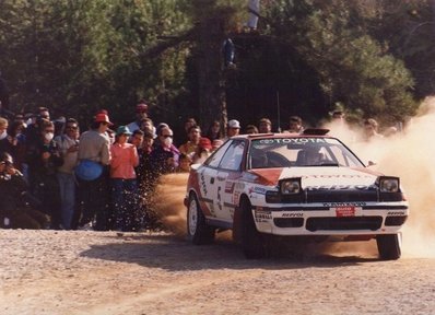 Armin Schwarz - Arne Hertz
27º Rallye España - Catalunya Costa Brava 1991. Toyota Celica GT-4 -ST165- (K-AM 2590). Clasificado 1º.

Del 10 al 13 de Noviembre, Lloret de Mar, Girona, Catalunya, España.
Superficie: asfalto - tierra.

El Rally tenia un total de 1606.98 km de los que 594.01 km divididos en 35 tramos eran especiales, (2 de ellas fueron canceladas SS4 Sant Hilari - Osor de 13.57 Km y SS29 Riera de Merles de 14.36 Km).

Tomaron la salida 76 equipos, finalizaron 33.

© Joan Al.@@
Palabras clave: Armin_Schwarz;Toyota;Celica;Catalunya;1991