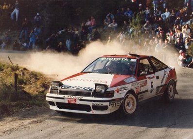 Armin Schwarz - Arne Hertz
27º Rallye España - Catalunya Costa Brava 1991. Toyota Celica GT-4 -ST165- (K-AM 2590). Clasificado 1º.

Del 10 al 13 de Noviembre, Lloret de Mar, Girona, Catalunya, España.
Superficie: asfalto - tierra.

El Rally tenia un total de 1606.98 km de los que 594.01 km divididos en 35 tramos eran especiales, (2 de ellas fueron canceladas SS4 Sant Hilari - Osor de 13.57 Km y SS29 Riera de Merles de 14.36 Km).

Tomaron la salida 76 equipos, finalizaron 33.

© Joan Al.@@
Palabras clave: Toyota;Célica;Catalunya;1991