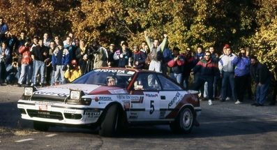 Armin Schwarz - Arne Hertz
27º Rallye Catalunya - Costa Brava - Rallye de España 1991. Toyota Celica GT-4 -ST165- (K-AM 2590). Clasificado 1º.
Toyota Team Europe

Del 10 al 13 de Noviembre, Lloret de Mar, Girona, Catalunya, España.
Superficie: asfalto - tierra.

El Rally tenia un total de 1606.98 km de los que 594.01 km divididos en 35 tramos eran especiales, (2 de ellas fueron canceladas SS4 Sant Hilari - Osor de 13.57 Km y SS29 Riera de Merles de 14.36 Km).

Tomaron la salida 76 equipos, finalizaron 33.@
Palabras clave: Toyota;Celica;Catalunya;1991;ST165;España;Spain