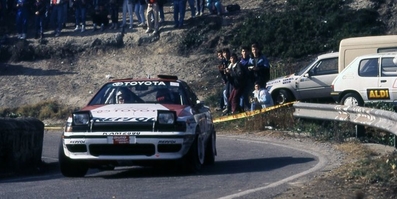 Armin Schwarz - Arne Hertz
27º Rallye Catalunya - Costa Brava - Rallye de España 1991. Toyota Celica GT-4 -ST165- (K-AM 2590). Clasificado 1º.
Toyota Team Europe

Del 10 al 13 de Noviembre, Lloret de Mar, Girona, Catalunya, España.
Superficie: asfalto - tierra.

El Rally tenia un total de 1606.98 km de los que 594.01 km divididos en 35 tramos eran especiales, (2 de ellas fueron canceladas SS4 Sant Hilari - Osor de 13.57 Km y SS29 Riera de Merles de 14.36 Km).

Tomaron la salida 76 equipos, finalizaron 33.@
Palabras clave: Toyota;Celica;Catalunya;1991;ST165;España;Spain