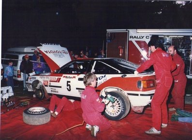 Asistencia del Equipo Toyota Team Europe en el 27º Rallye España - Catalunya Costa Brava 1991
En el  Toyota Celica GT-4 -ST165- (K-AM 2590) de Armin Schwarz - Arne Hertz, clasificado 1º.

Service after SS2, Sant Hilari.

Del 10 al 13 de Noviembre, Lloret de Mar, Girona, Catalunya, España.
Superficie: asfalto - tierra.

El Rally tenia un total de 1606.98 km de los que 594.01 km divididos en 35 tramos eran especiales, (2 de ellas fueron canceladas SS4 Sant Hilari - Osor de 13.57 Km y SS29 Riera de Merles de 14.36 Km).

Tomaron la salida 76 equipos, finalizaron 33.

© Joan Al.
@@
Palabras clave: Toyota;Celica;Catalunya;1991;Asistencias