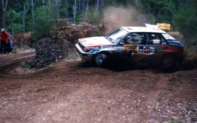 Juha Kankkunen - Juha Piironen
4º Commonwealth Bank Rally Australia 1991. Lancia Delta Integrale 16V  (TO 76853R). Clasificado 1º.

Del 20 al 24 Septiembre, Perth, Australia.
Superficie: tierra.

El Rally tenia un total de 2,072.12 Km de los que 592.59 Km divididos en 39 tramos eran especiales.

Se inscribieron 59 equipos, tomaron la salida 59, finalizaron 36.@
Palabras clave: Juha_Kankkunen;Lancia;Delta;Integrale;Australia;1991