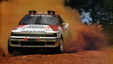 Carlos Sainz Cenamor - Lui­s Moya
38º Acropolis Rally 1991. Toyota Celica GT-4 -ST165- (K-AM 8930). Clasificado 2º.

Del 1 al 6 de Junio, Atenas, Grecia.
Superficie: tierra.

El Rally tenia un total de 1.776,55 km de los que 597.35 km divididos en 48 tramos eran especiales, (una de ellas fue cancelada SS22 Aghia Triada de 9,55 Km).

Tomaron al salida 94 equipos, finalizaron 37.@
Palabras clave: ;Luis_Moya;Toyota;Celica;ST165;Grecia;Acropolis;1991